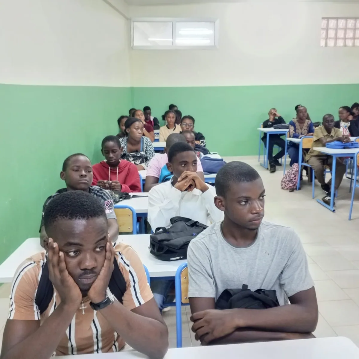 Candidats au BEPC attentifs pendant une séance de travaux dirigés au lycée