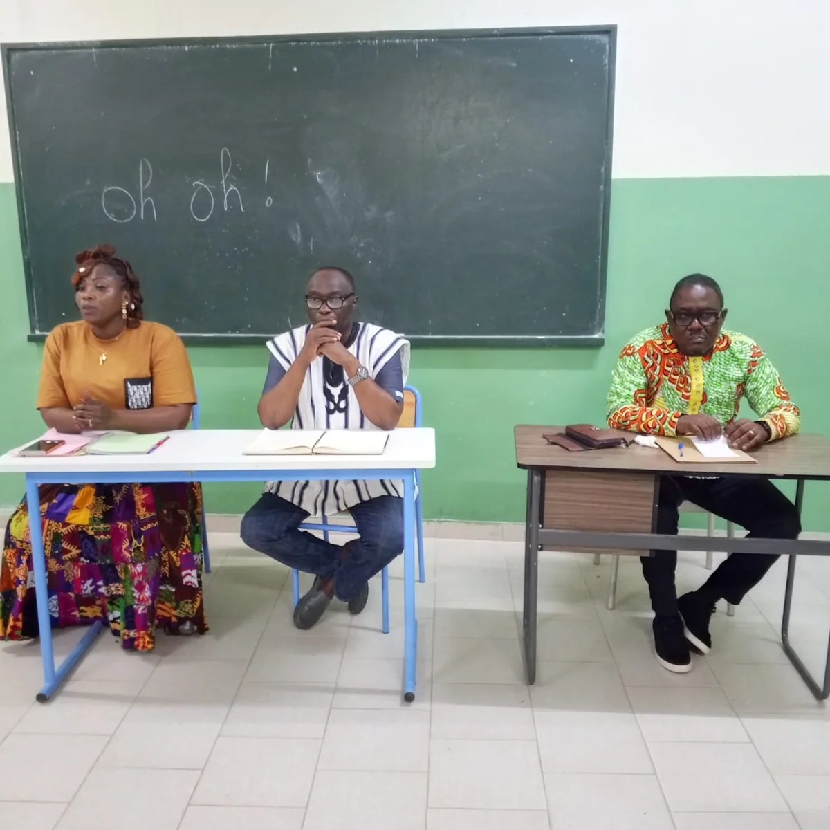 Membres de l’encadrement présents devant le tableau pendant les travaux dirigés