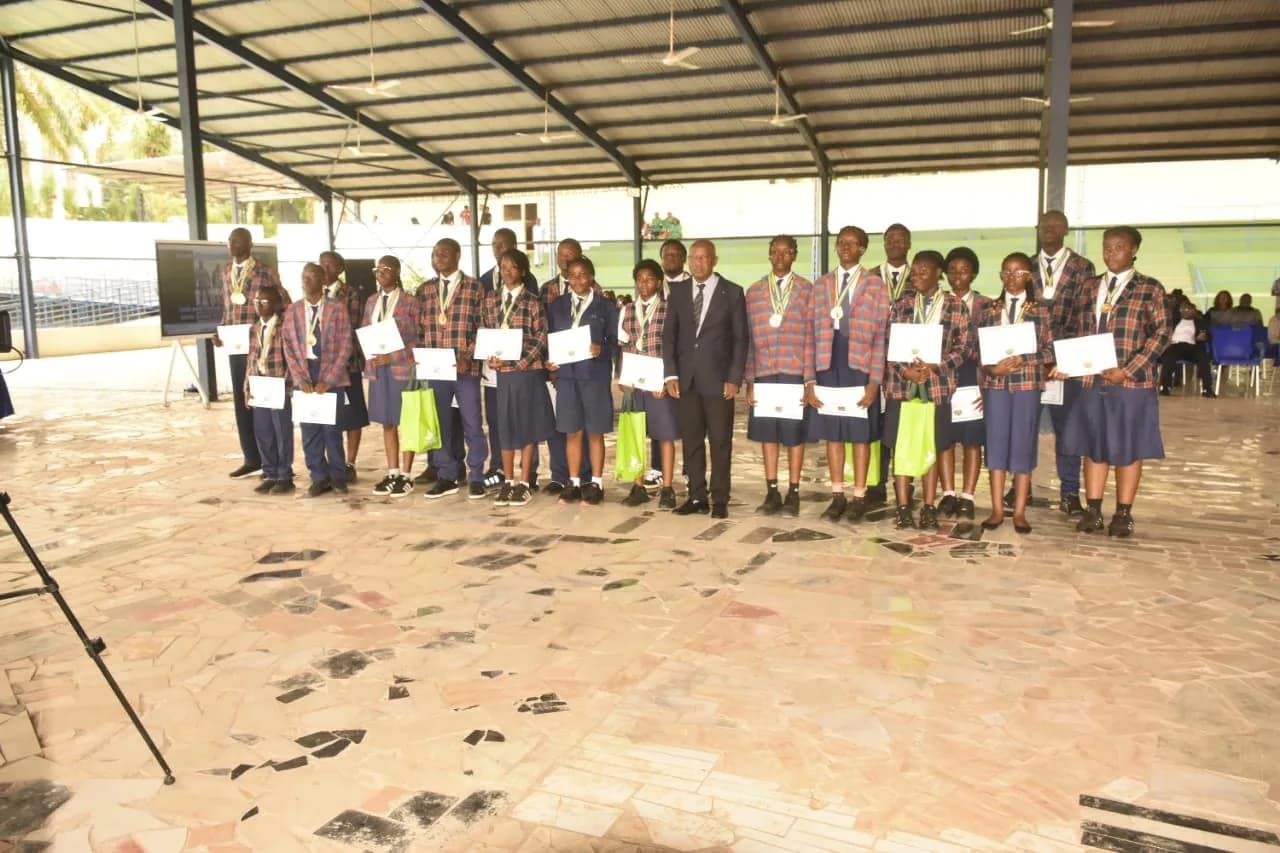 Élèves distingués réunis avec leurs diplômes lors de la cérémonie de l’excellence