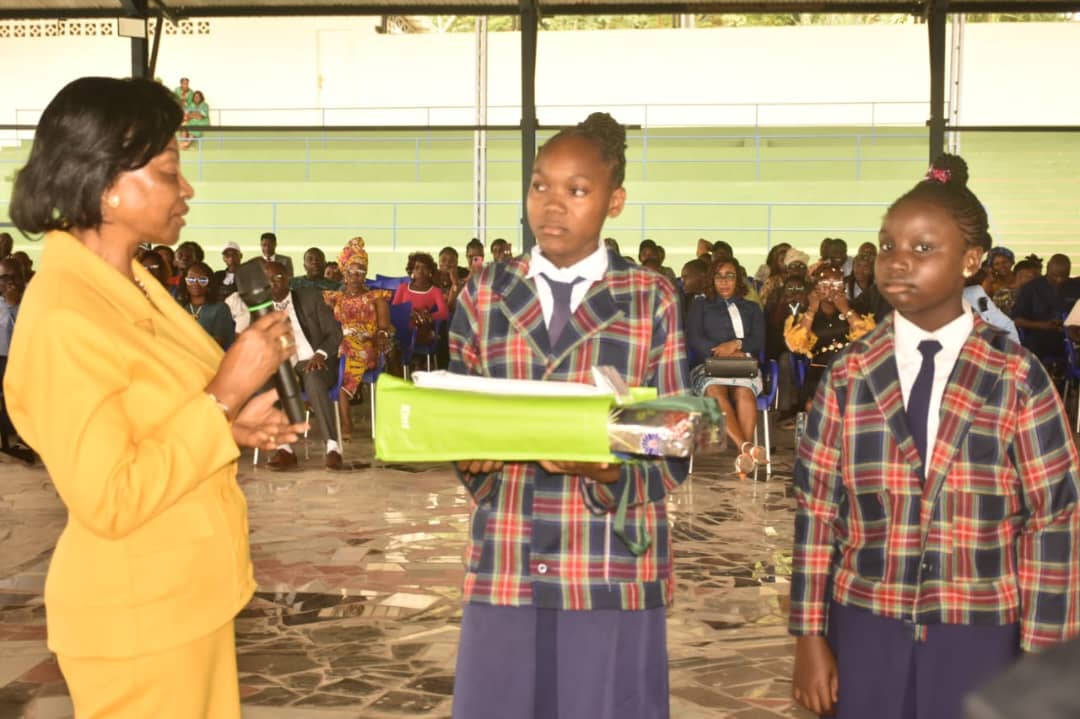 Deux élèves distinguées pendant la cérémonie de fin d’année du Lycée Berthe et Jean