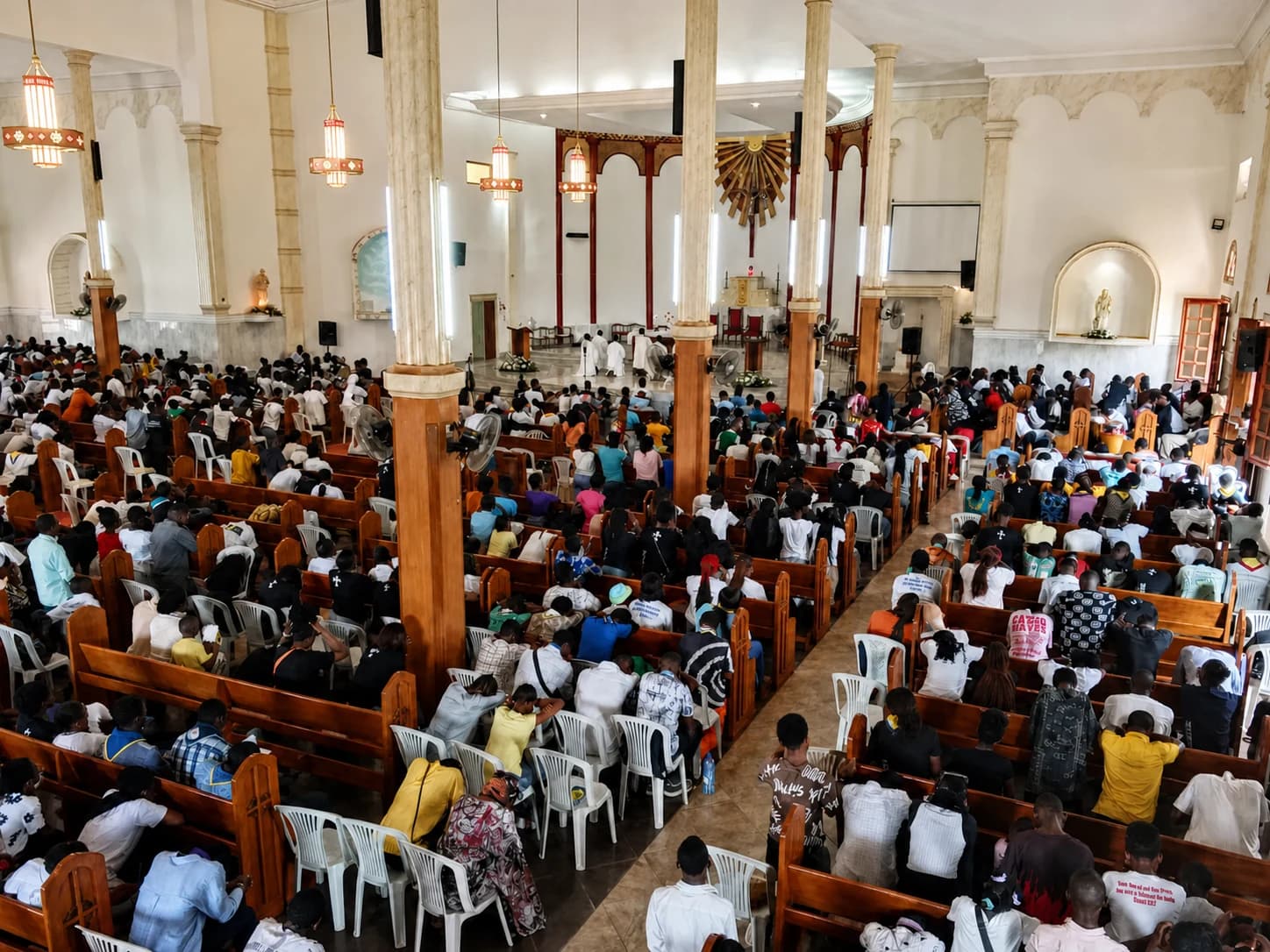 Assemblée réunie pour une célébration dans l’église Sainte Berthe