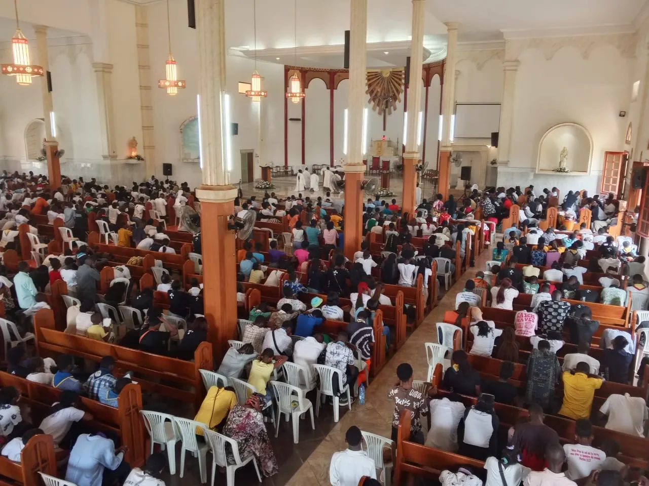 Assemblée dominicale rassemblée dans la nef de l’église Sainte Berthe