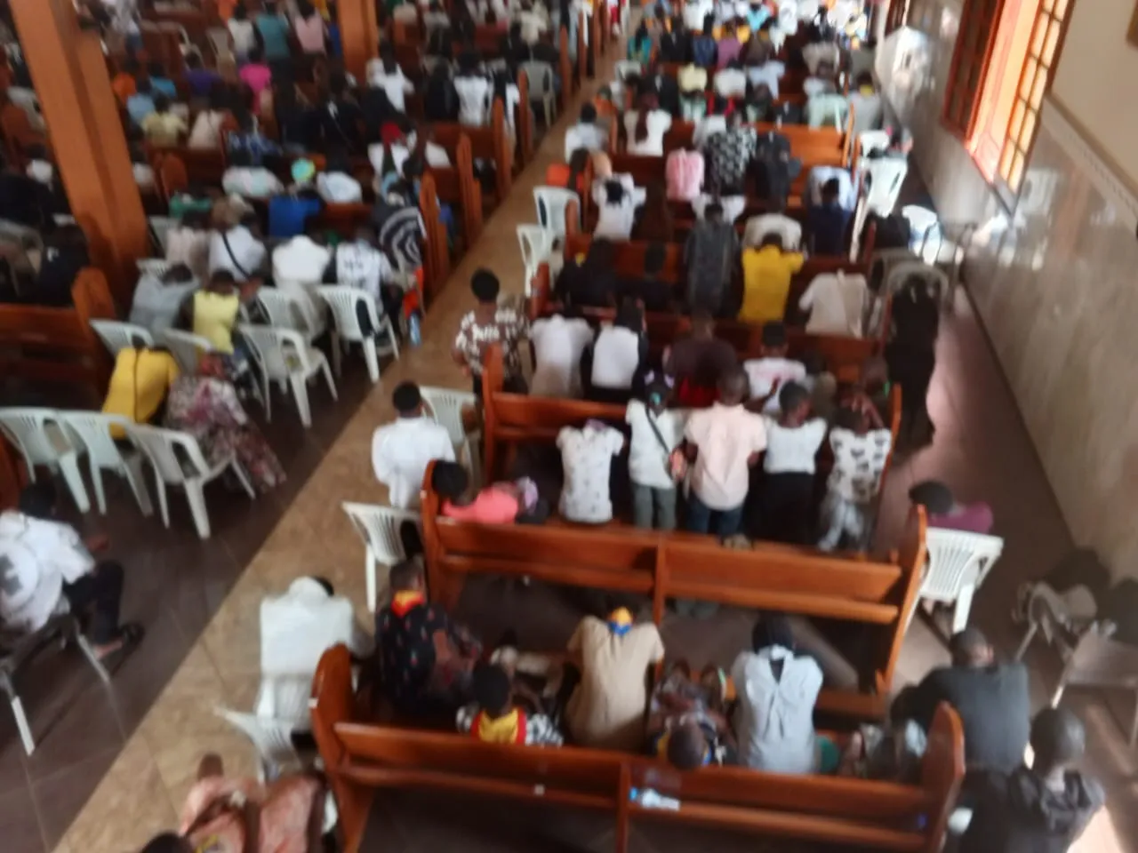 Vue de l’assemblée depuis la tribune de l’église