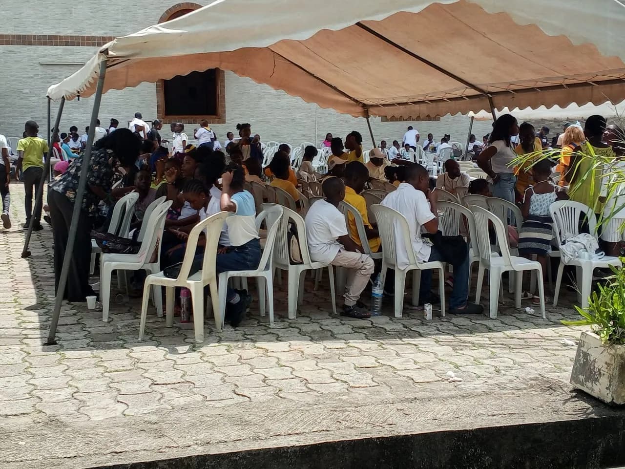 Assemblée de la communauté réunie en plein air