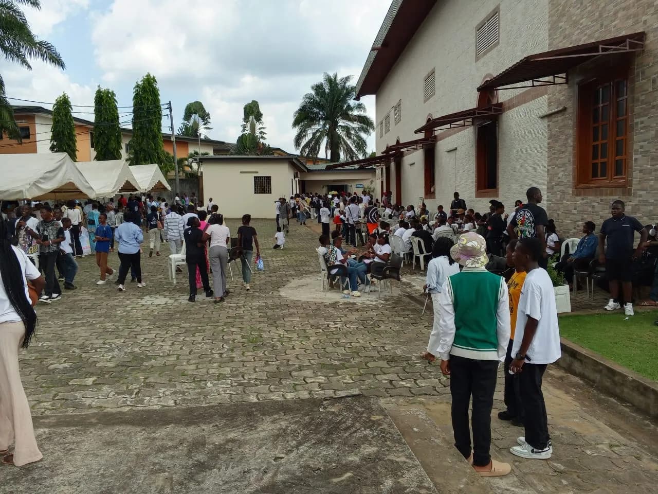 La cour de la paroisse lors d’un rassemblement