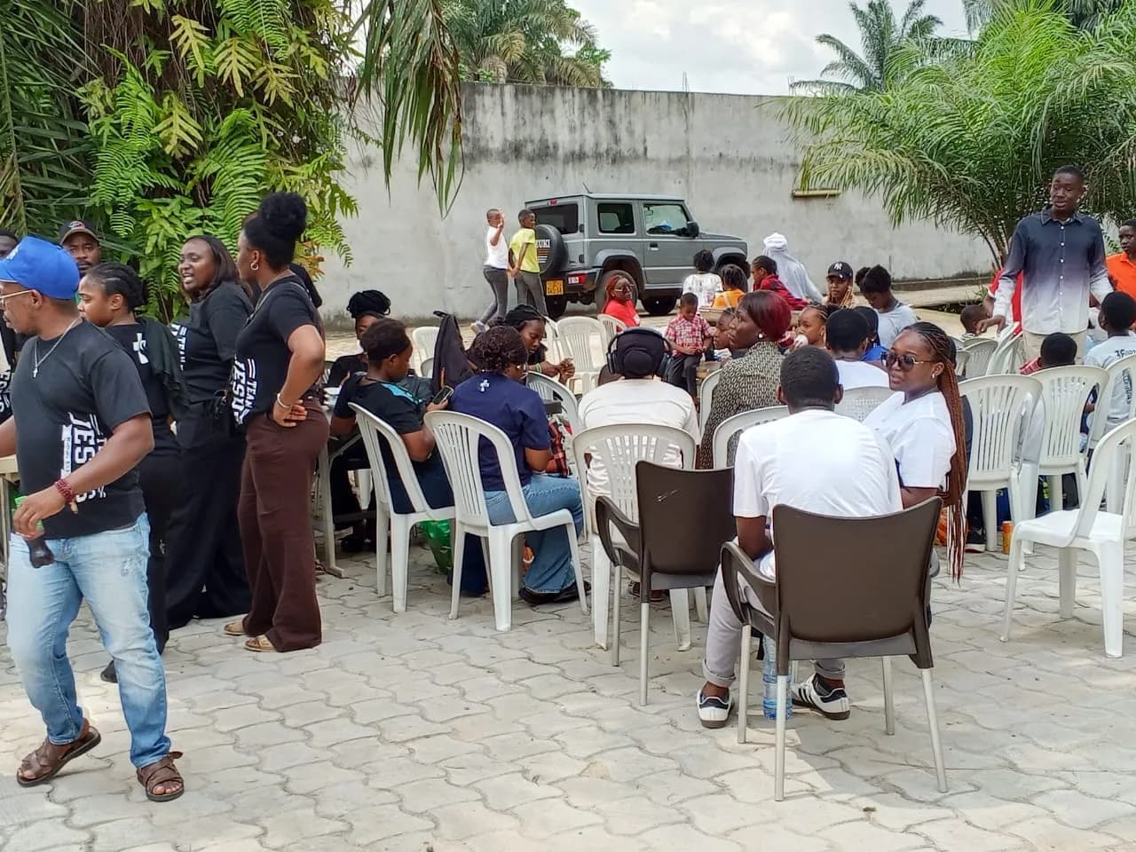 Échanges entre fidèles lors d’un rassemblement