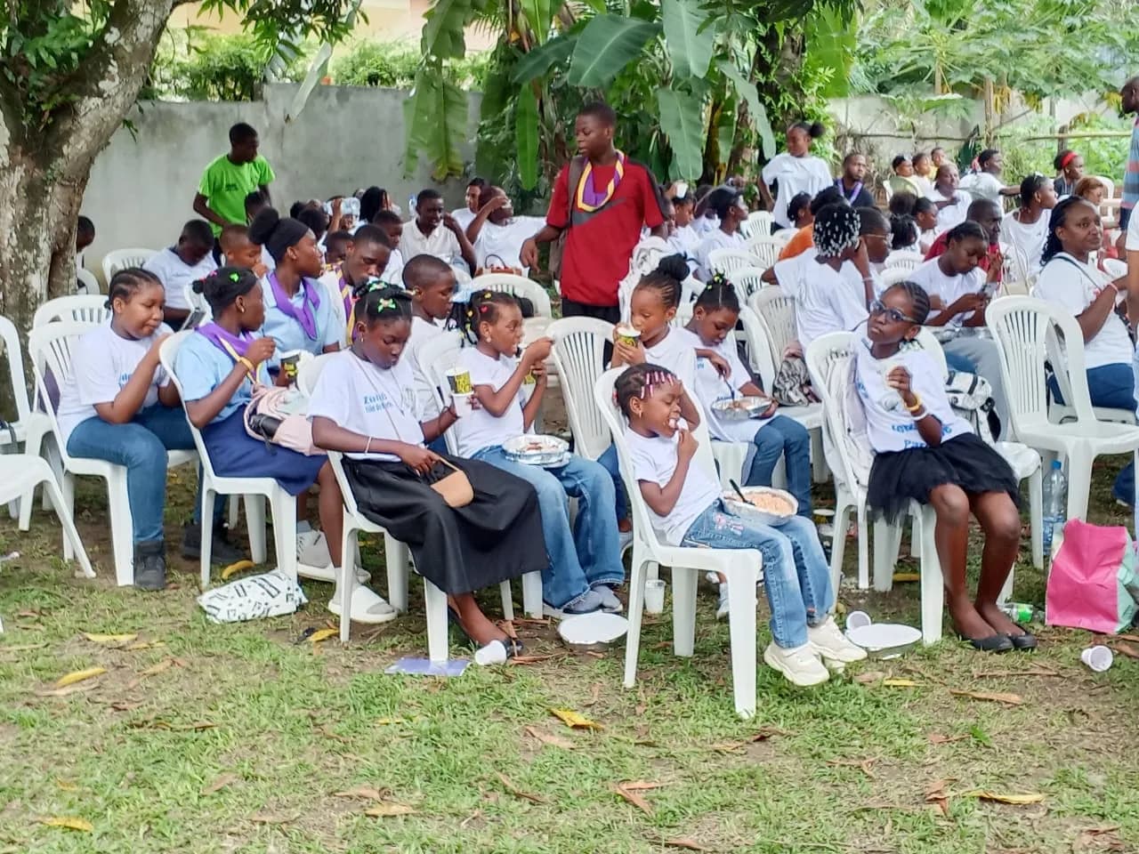 Enfants de la communauté paroissiale réunis en plein air
