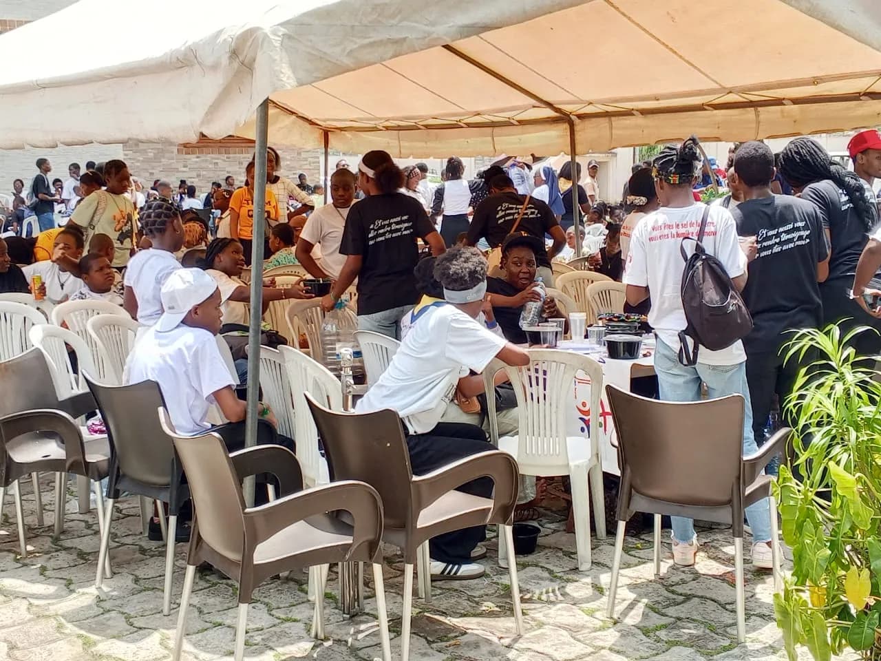 Rassemblement de la communauté sous le chapiteau