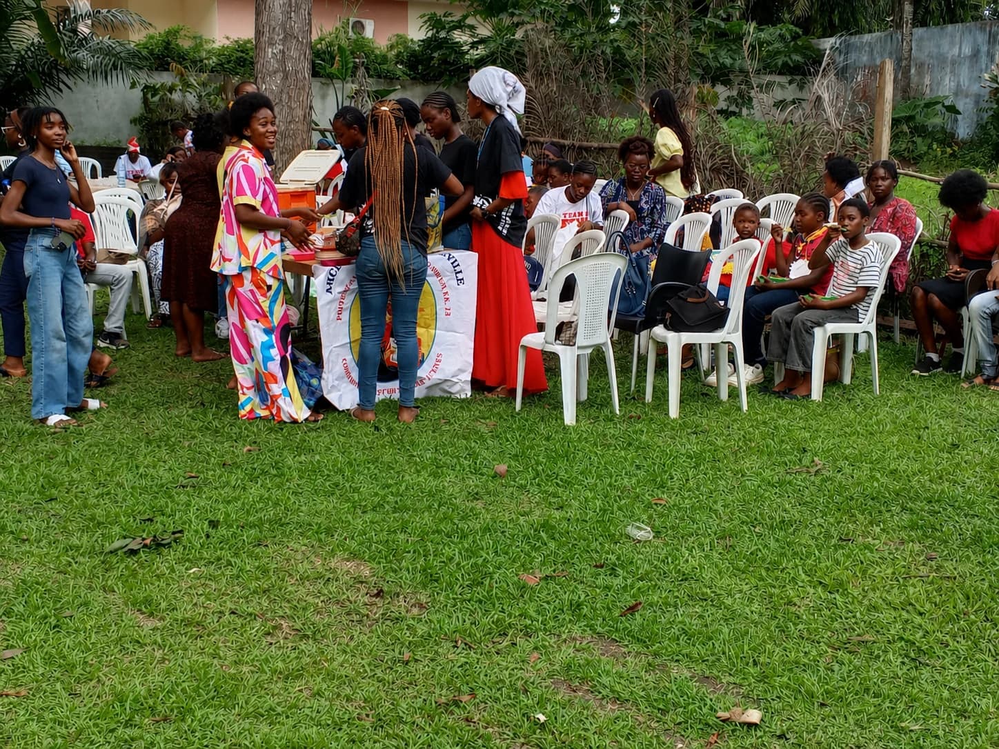 Fidèles en tenues traditionnelles lors d’une fête paroissiale