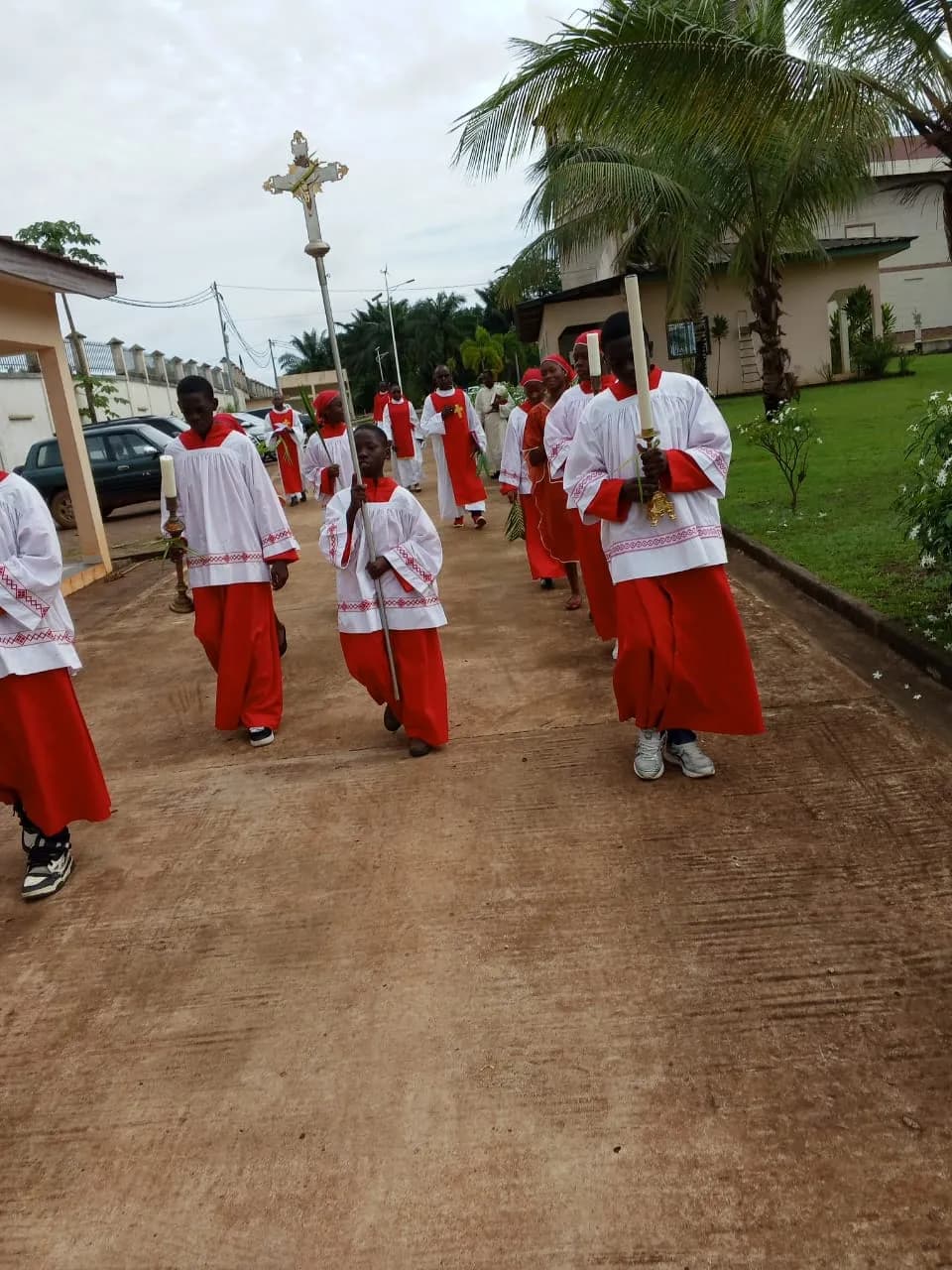 Enfants de chœur de la paroisse lors d’une procession