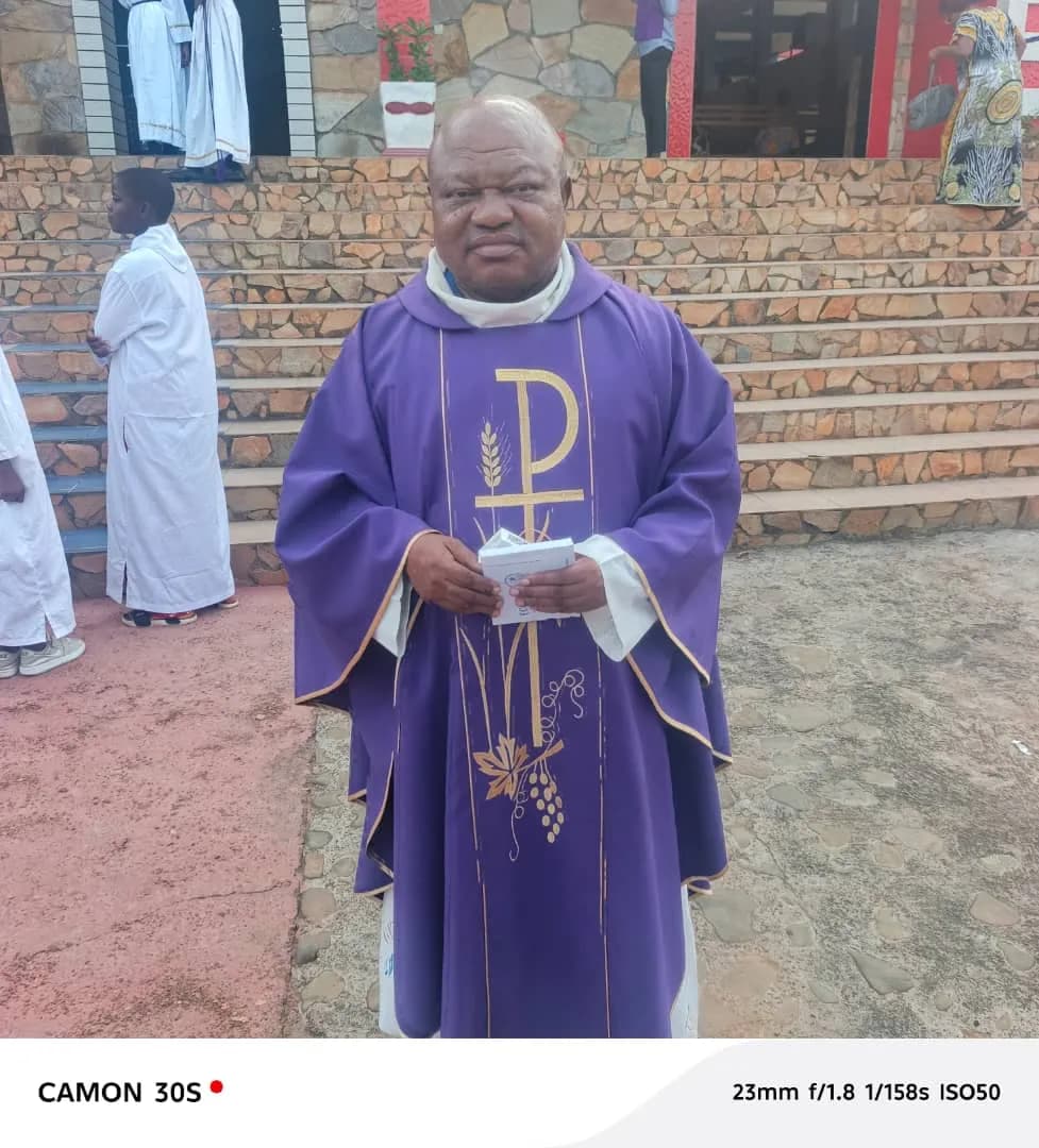 Prêtre de la Paroisse Sainte Berthe en habit liturgique