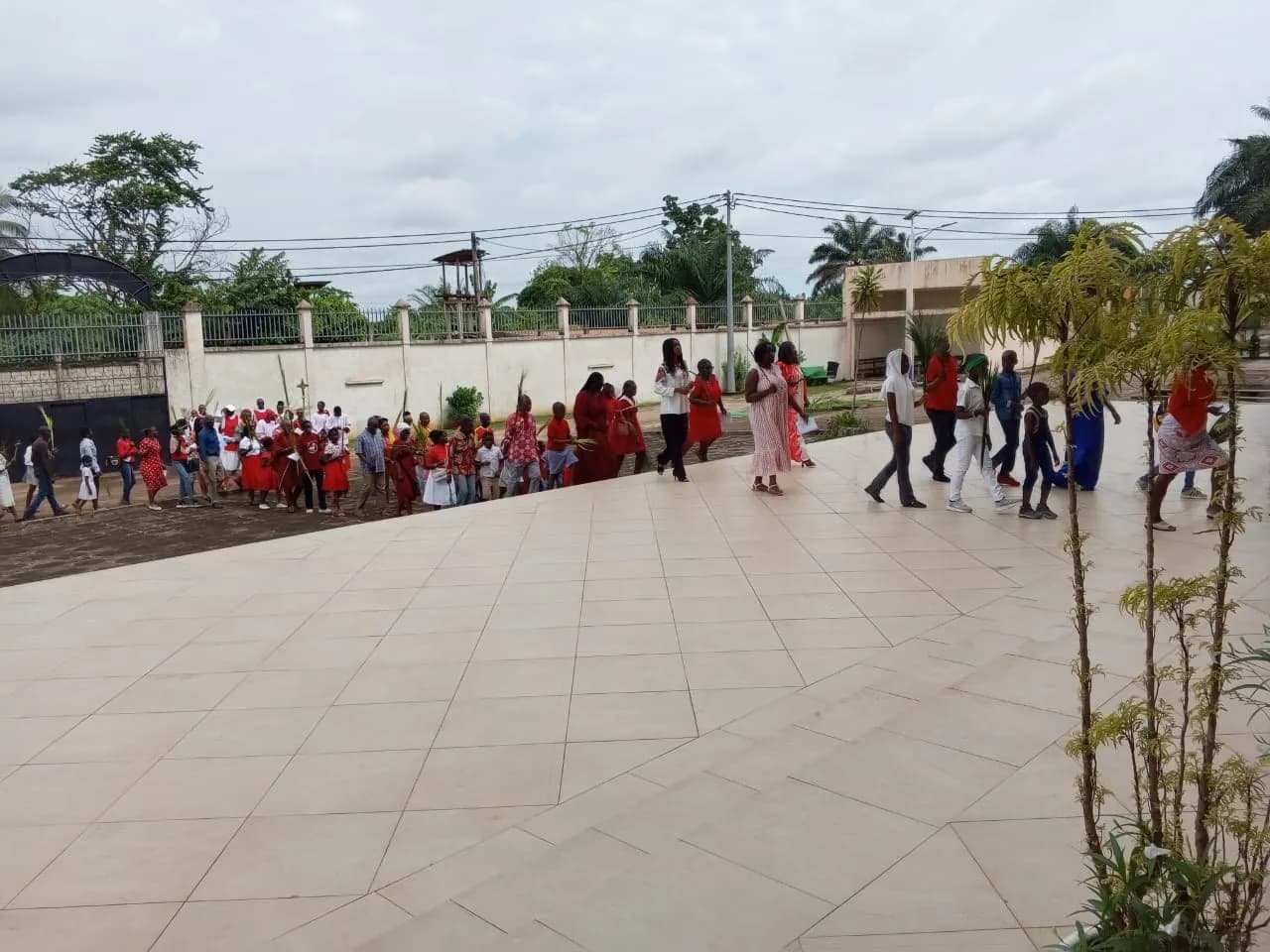 Rassemblement des fidèles devant l’église Sainte Berthe