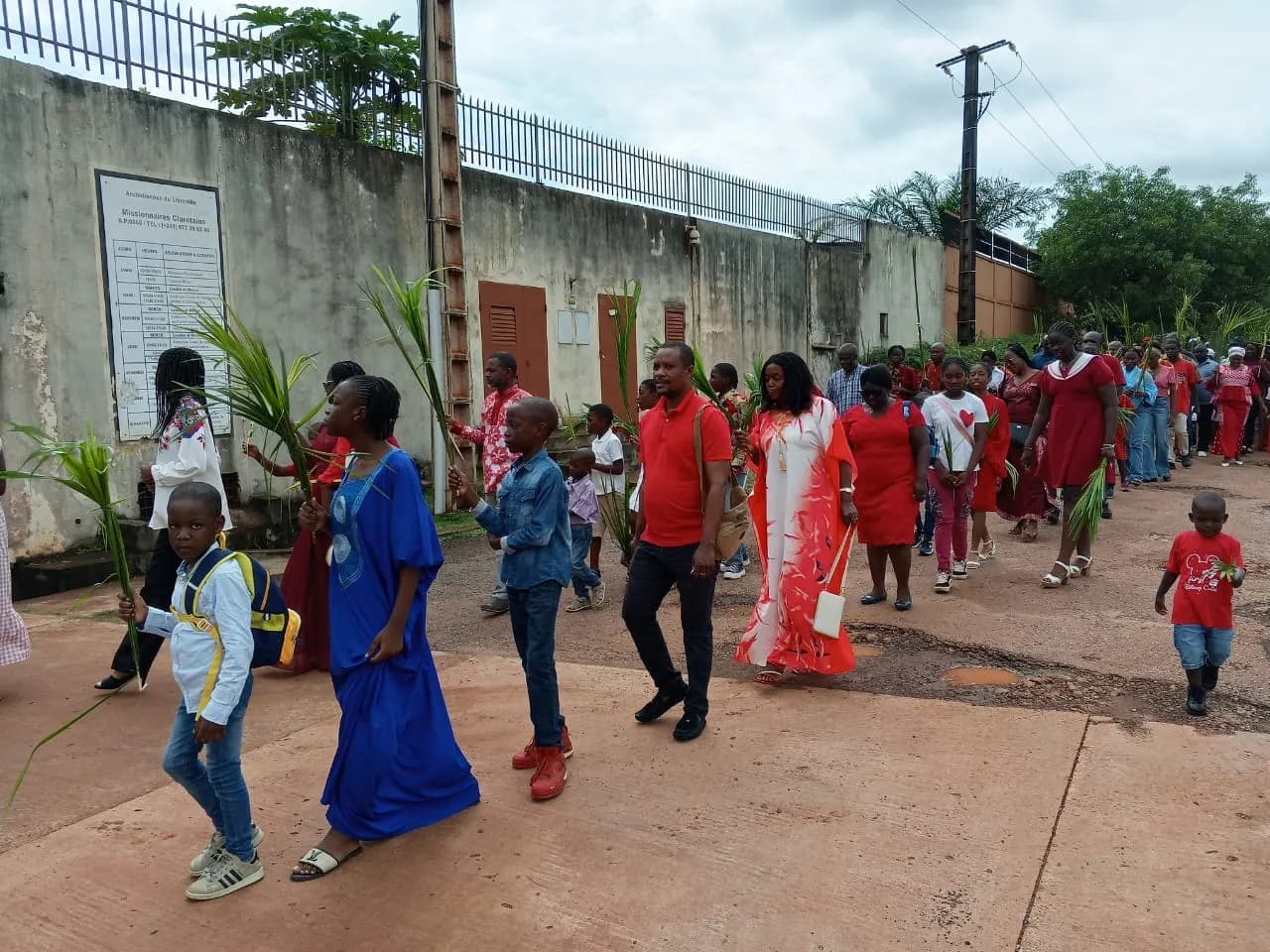 Enfants portant des palmes pendant la procession