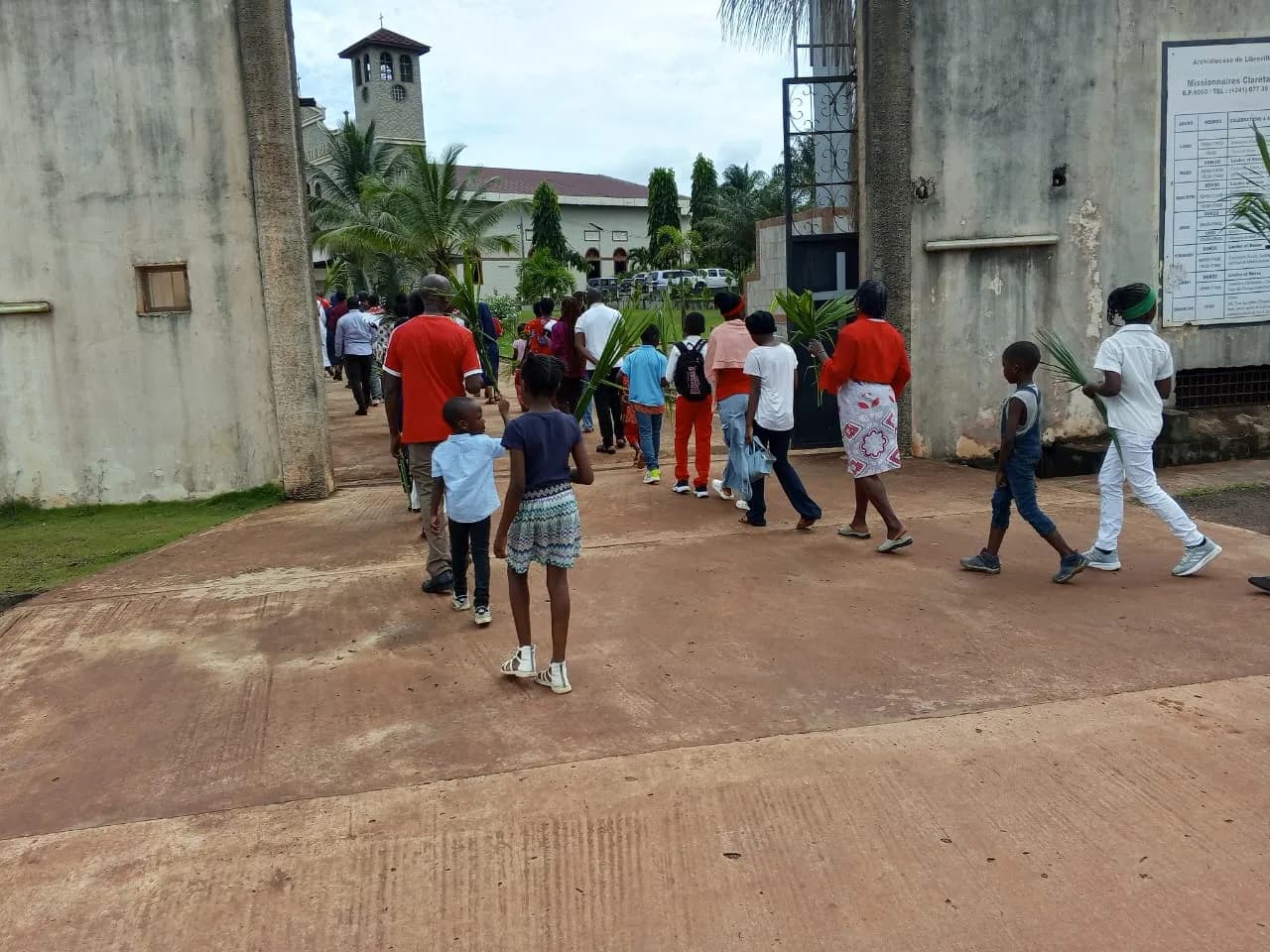 Fidèles en marche vers l’église lors des Rameaux