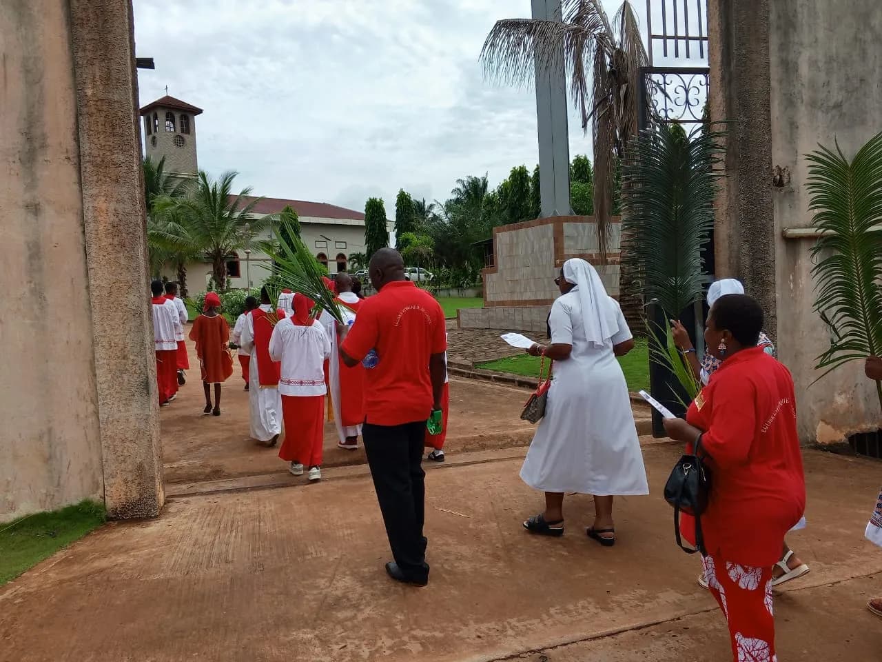Religieuse et fidèles lors de la procession des Rameaux