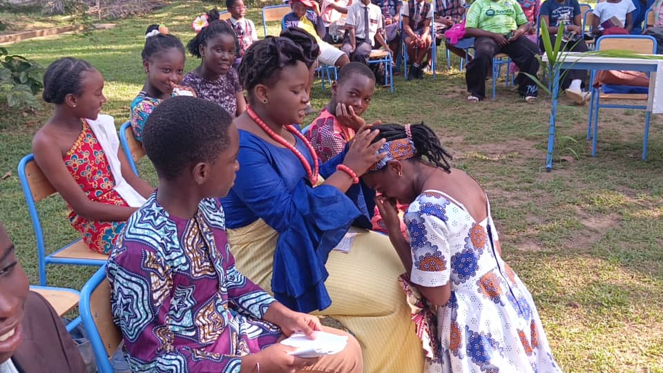 Photo 01 de l’activité culturelle sur le mariage coutumier des élèves de 5e B