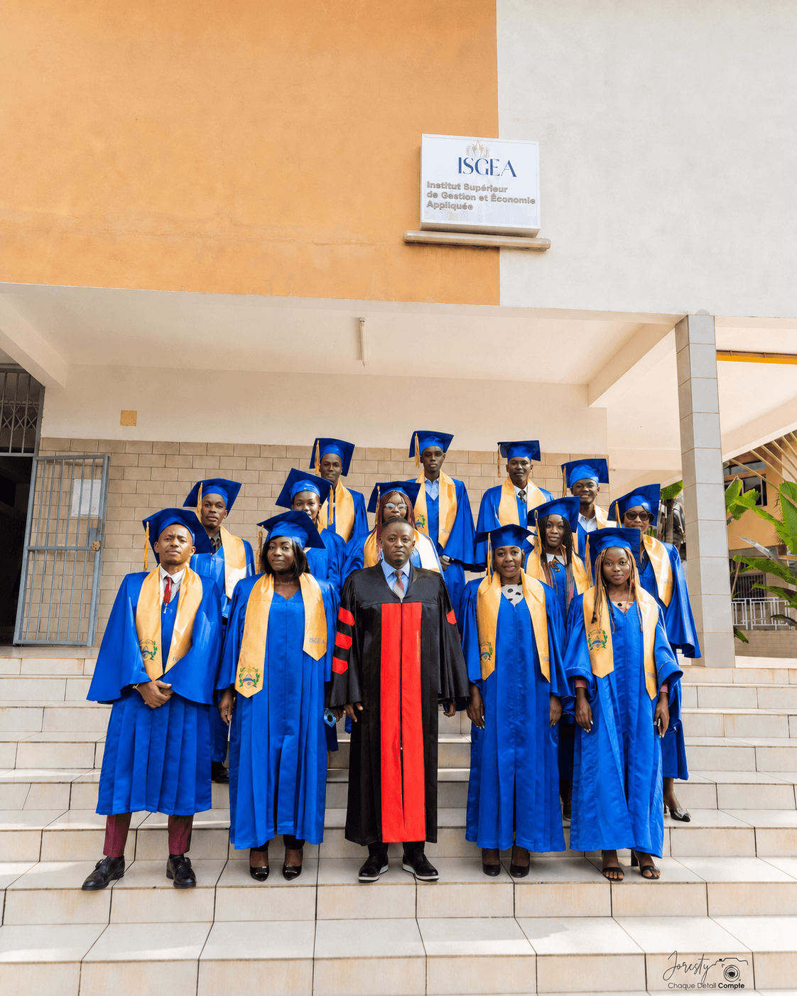 Diplômés de l’ISGEA devant leur institut