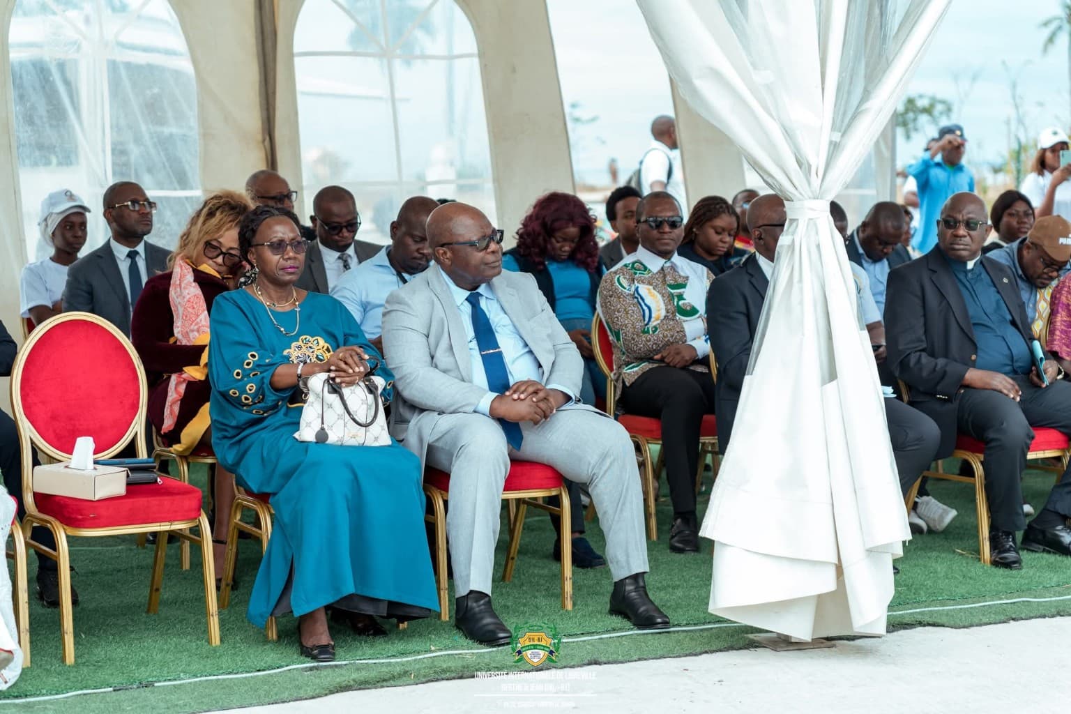 Participants réunis sous une tente pendant le Salon National du Bachelier 2026
