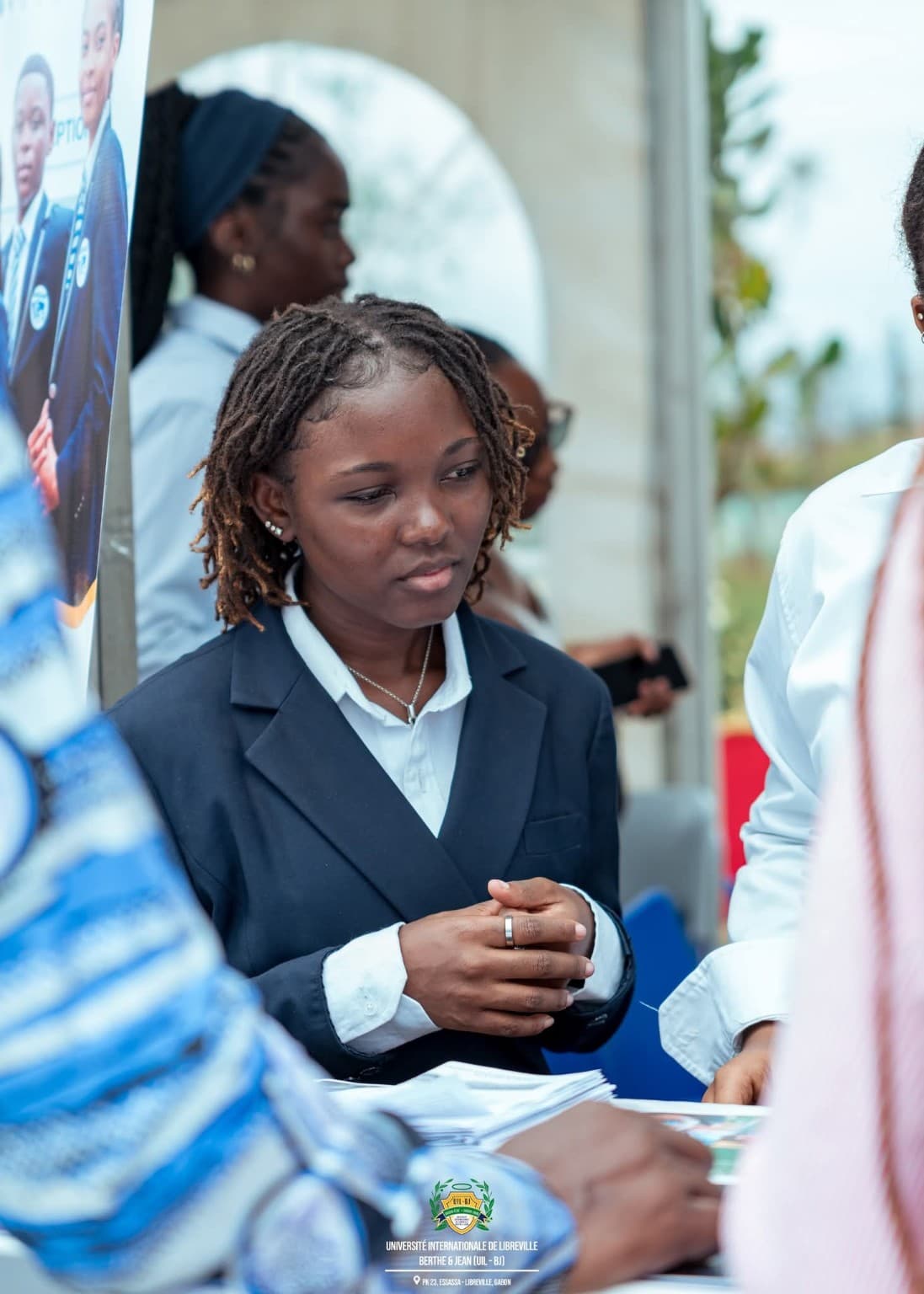 Participante aux échanges sur le stand de l’UIL-BJ au Salon National du Bachelier 2026