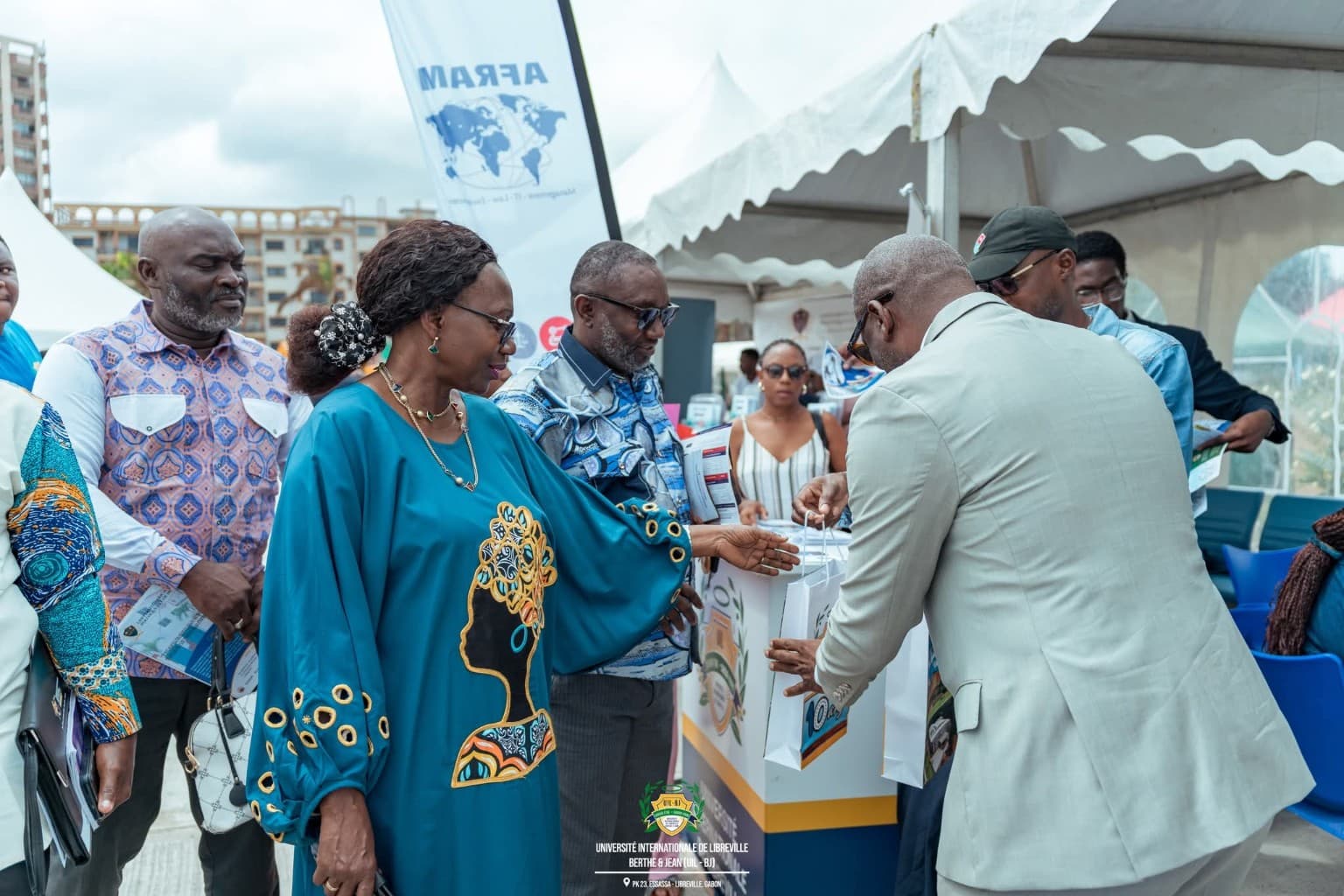 Échanges avec les visiteurs sur le stand de l’Université Internationale de Libreville Berthe & Jean