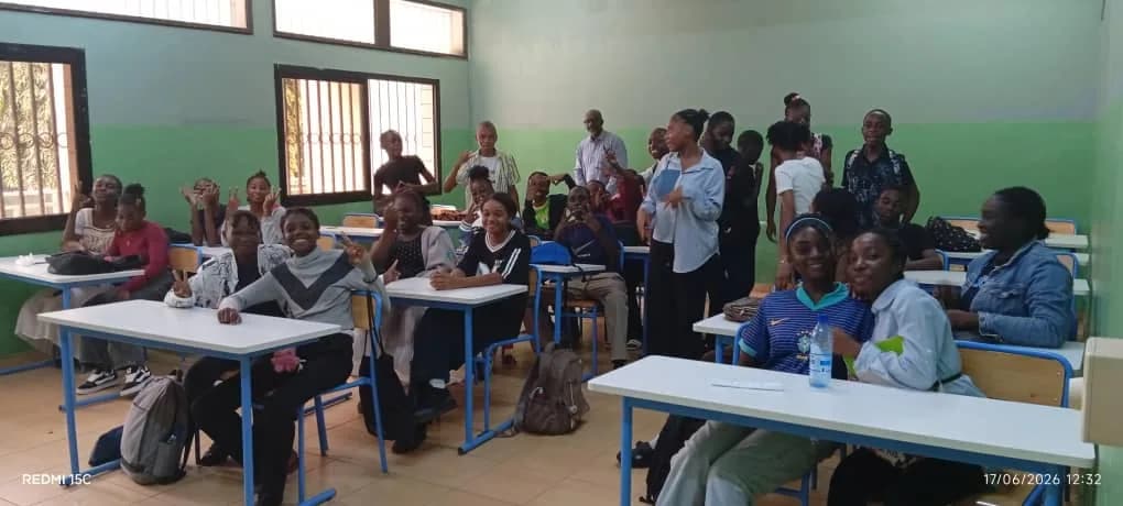 Élèves de 3e réunis en salle de classe pendant une séance de travaux dirigés avant le BEPC