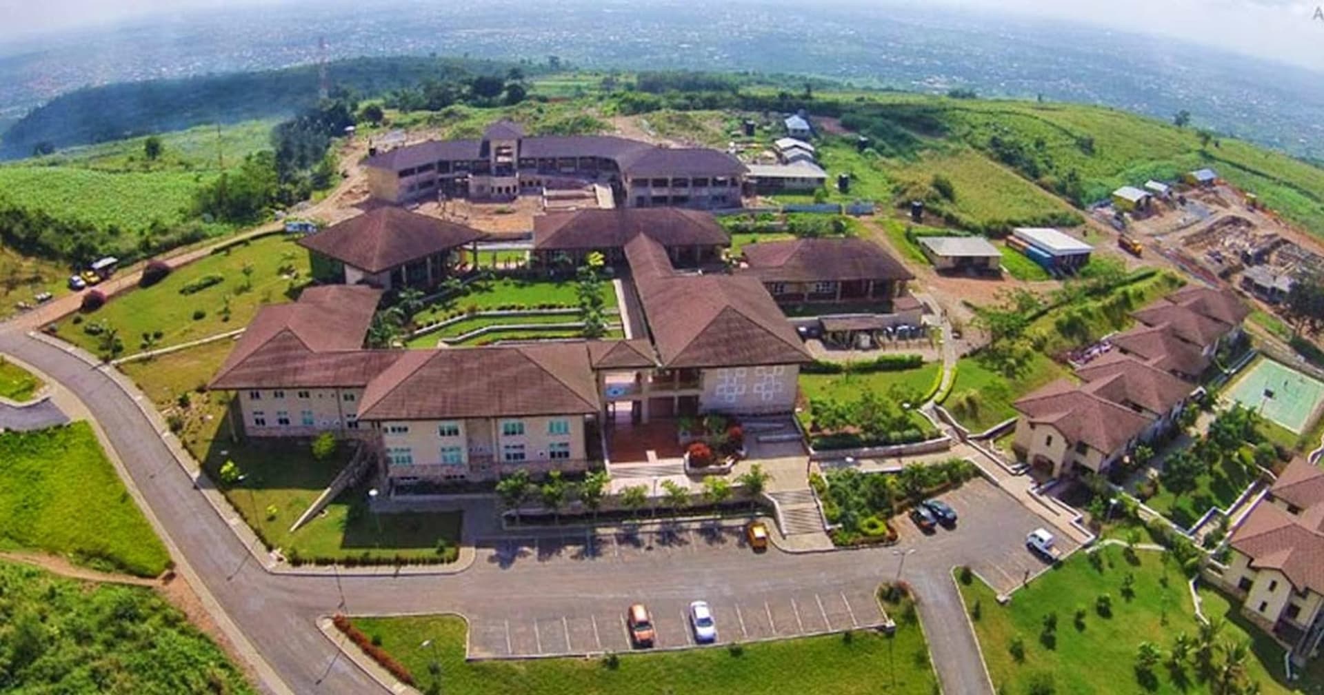 Vue aérienne du campus Berthe et Jean à Essassa