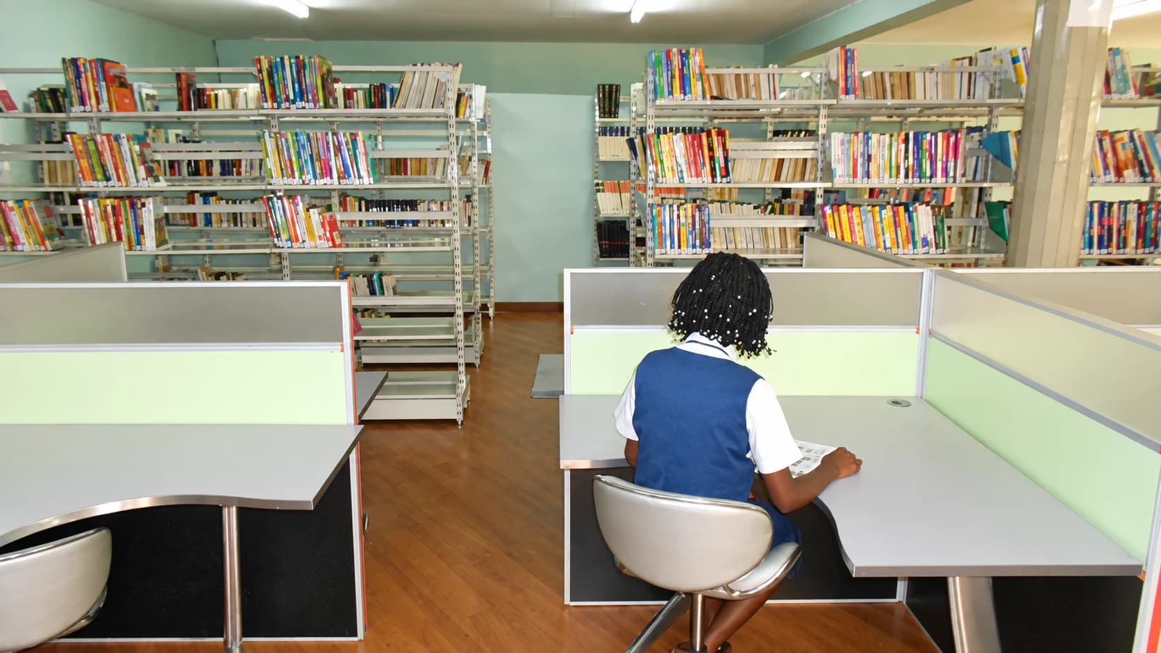 Élève au centre de documentation du Lycée Privé International Berthe et Jean