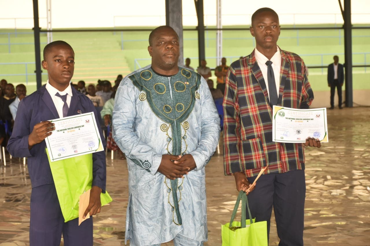Lauréats de la Journée nationale de l'anglais avec leurs trophées et certificats