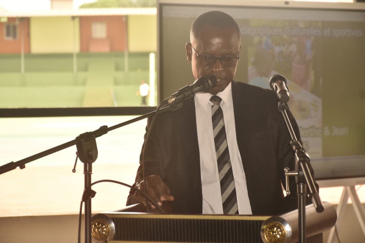 M. MBINA, professeur d’anglais du Lycée Privé International Berthe & Jean, lors d’une prise de parole officielle