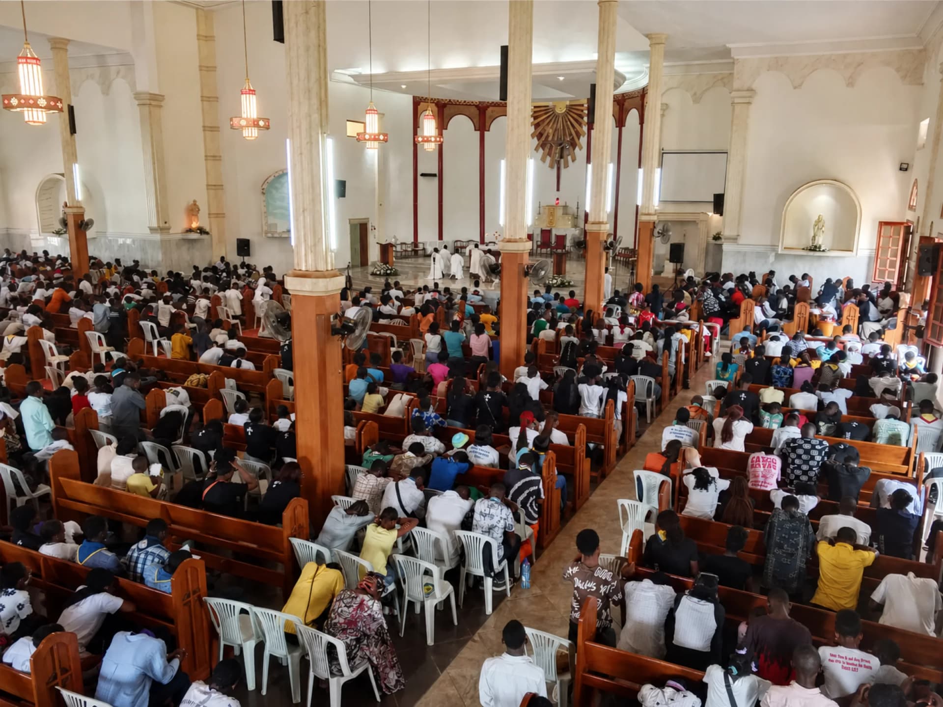Assemblée réunie pour une célébration dans l’église Sainte Berthe