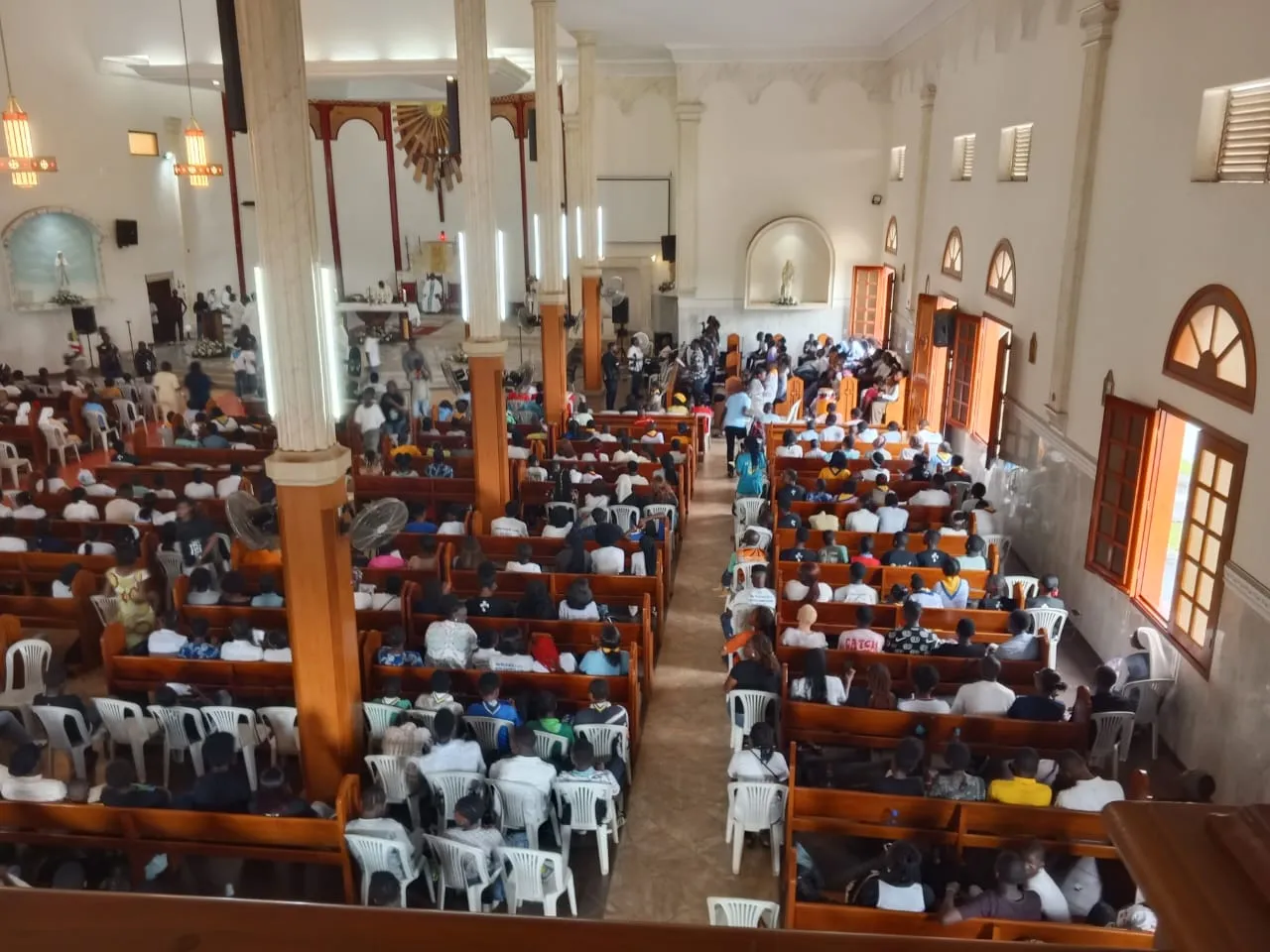 Fidèles rassemblés en prière dans l’église Sainte Berthe