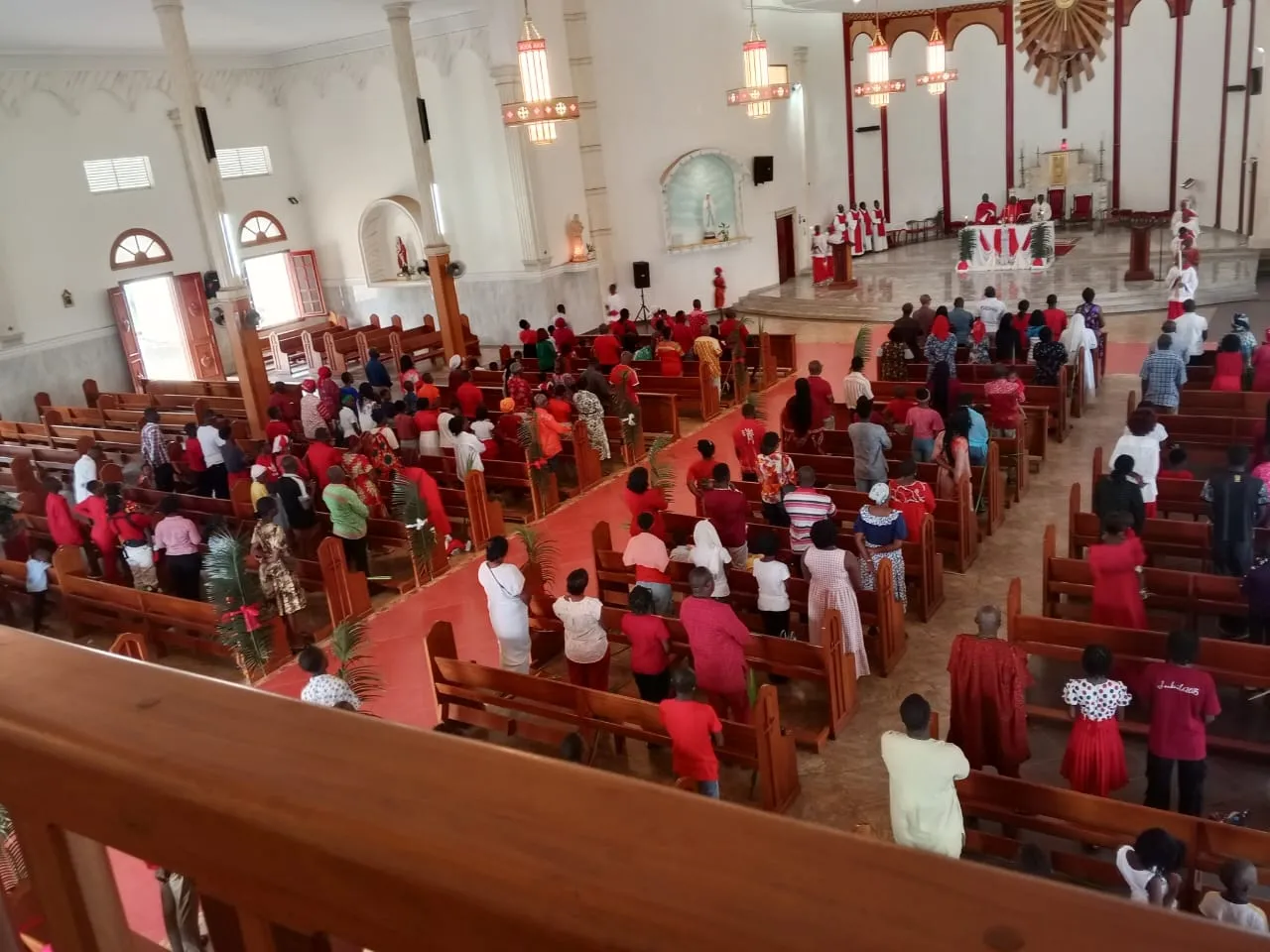 Assemblée réunie dans l’église Sainte Berthe