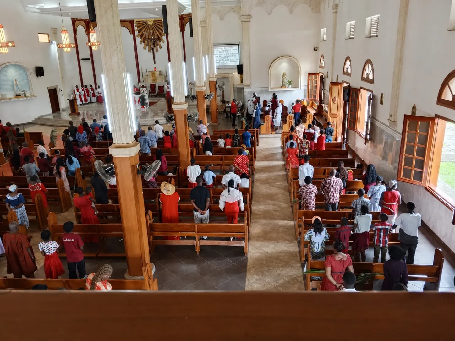 Assemblée réunie dans l’église Sainte Berthe vue depuis la tribune
