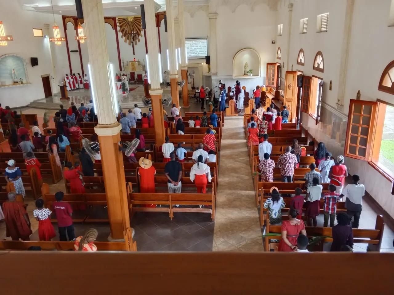 Célébration eucharistique vue depuis la tribune de l’église Sainte Berthe
