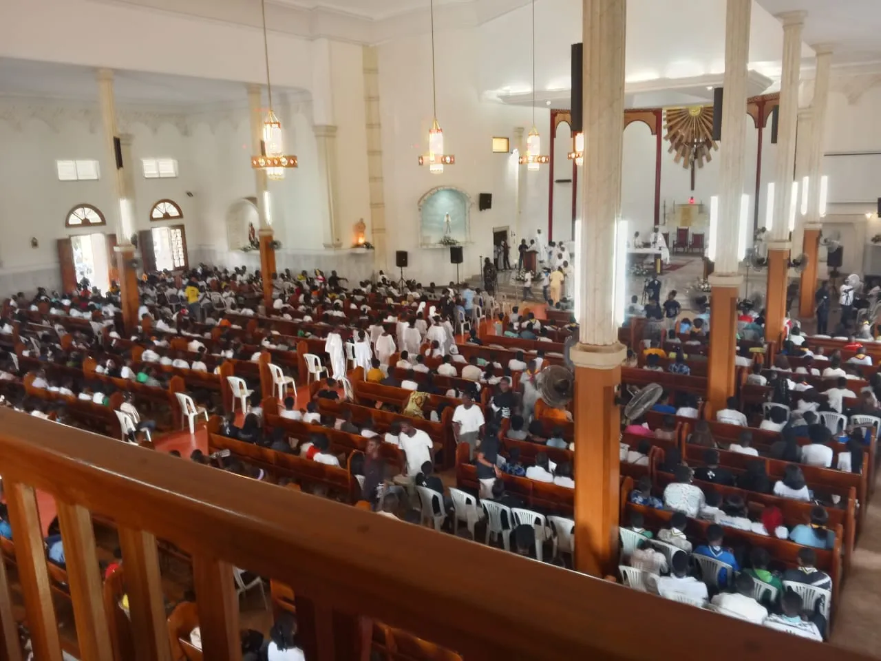 La nef et l’assemblée de l’église Sainte Berthe vues depuis la tribune