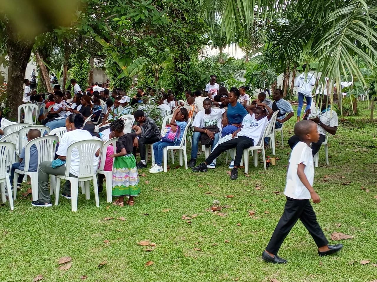 Rassemblement de la communauté paroissiale en plein air