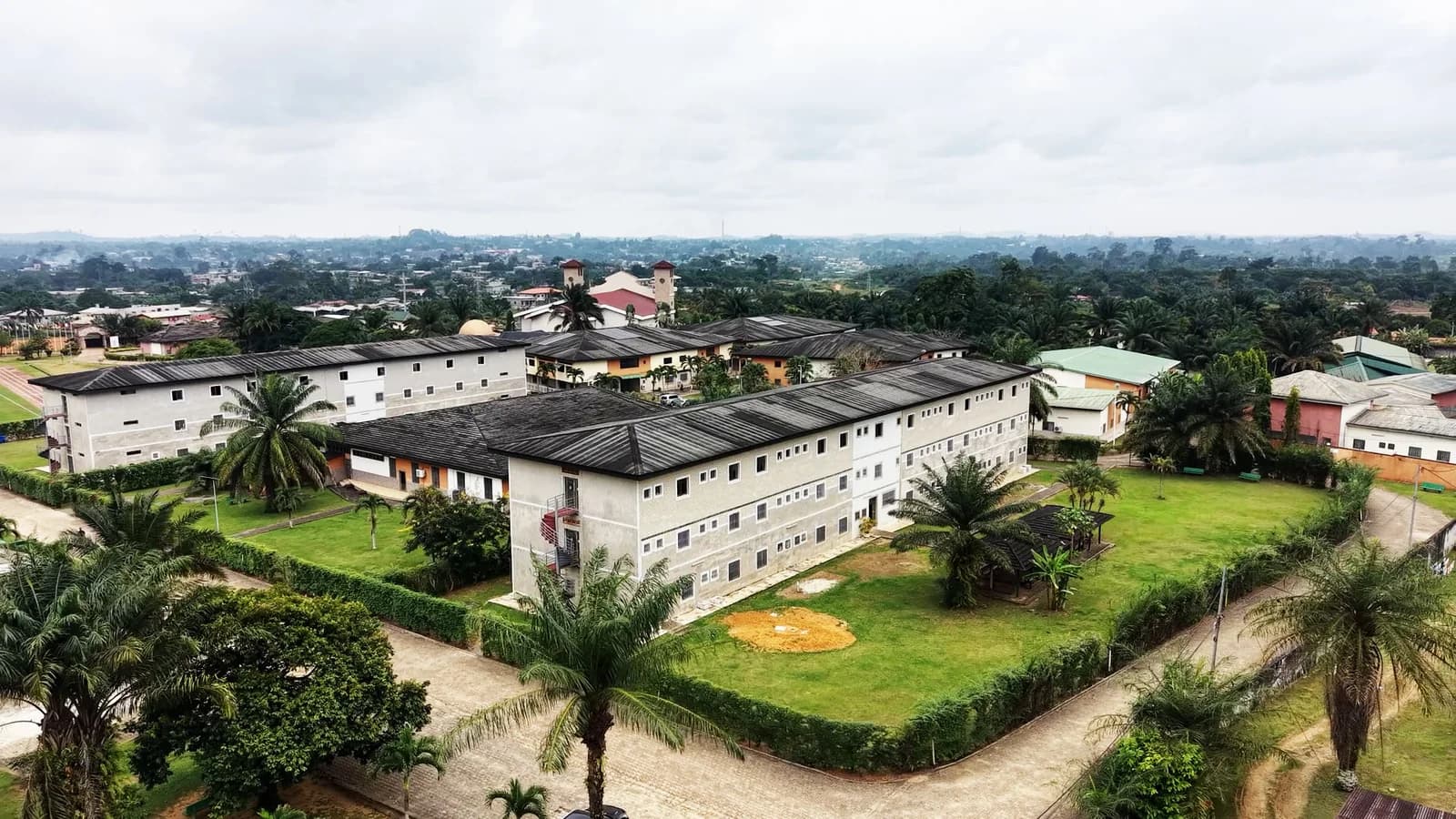 Aerial view of the green spaces and buildings of the UIL-BJ campus