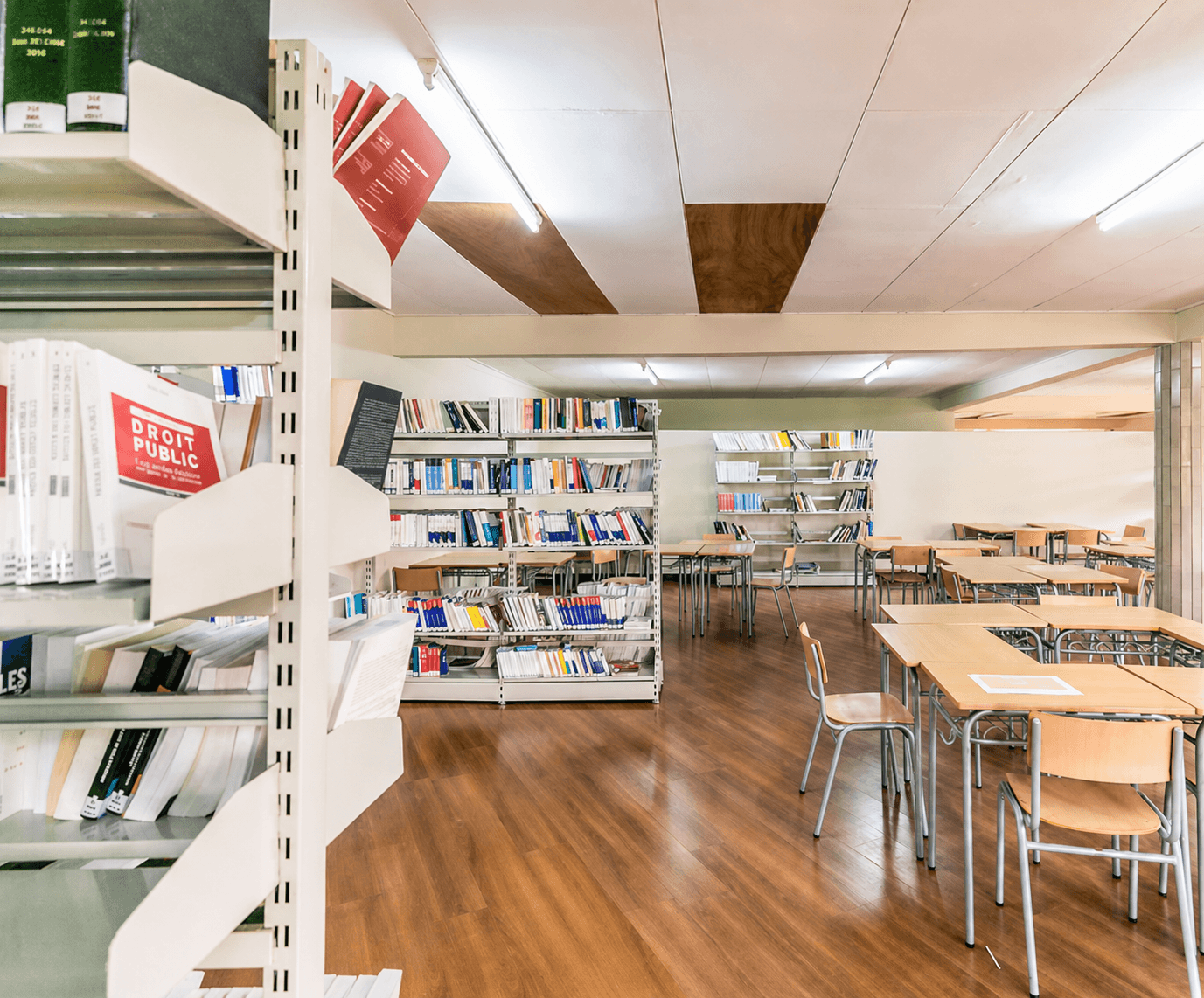 Salle de lecture et rayonnages de la bibliothèque universitaire de l’UIL-BJ