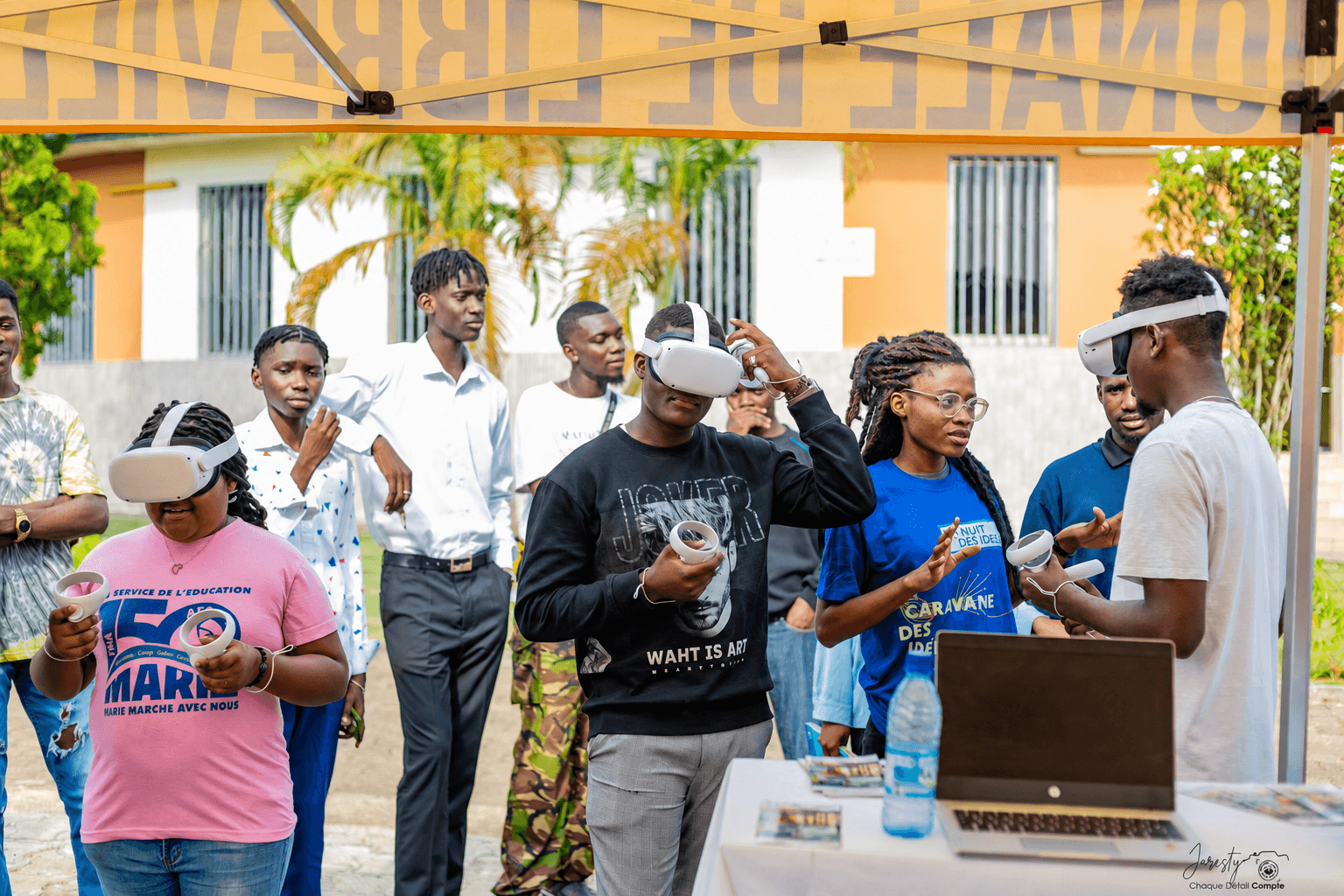 Étudiants de l’École Polytechnique de Libreville en immersion avec des casques de réalité virtuelle