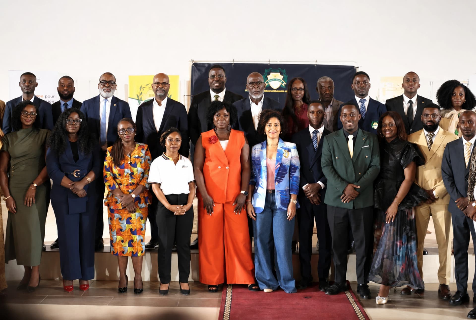 Participants au forum « Inspirer les jeunes talents » à l’UIL-BJ