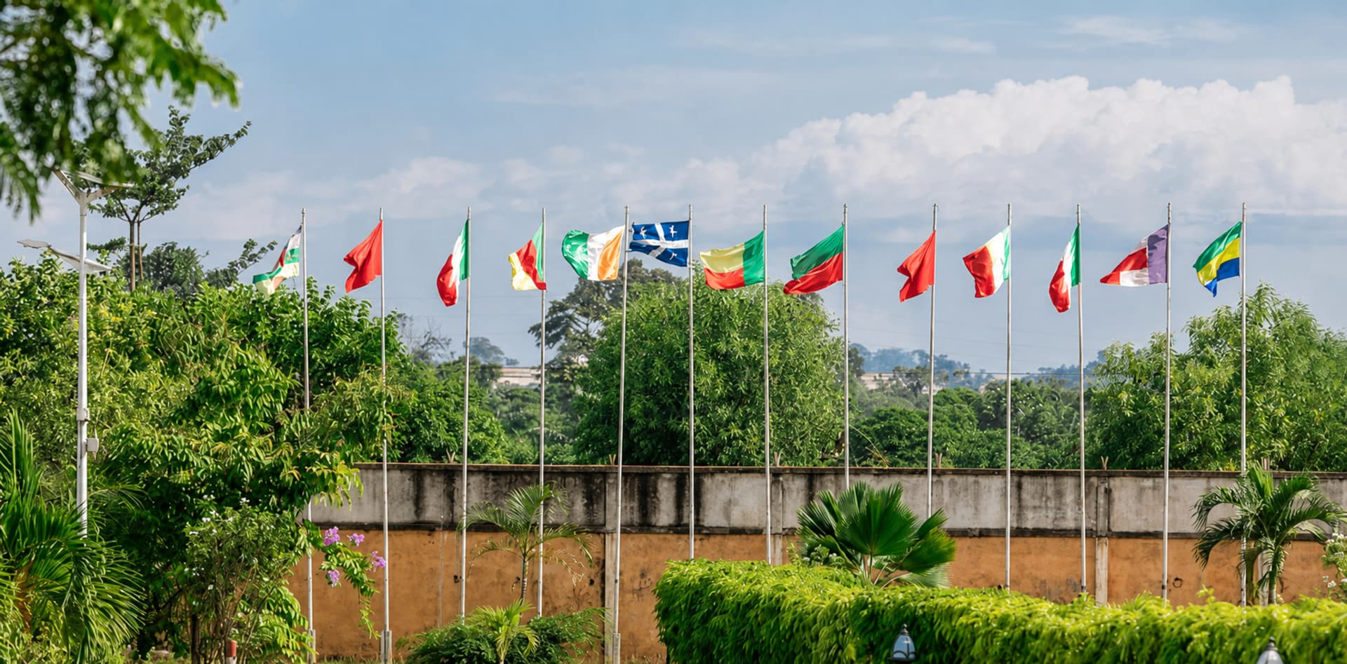 Drapeaux et végétation du campus de l’UIL-BJ